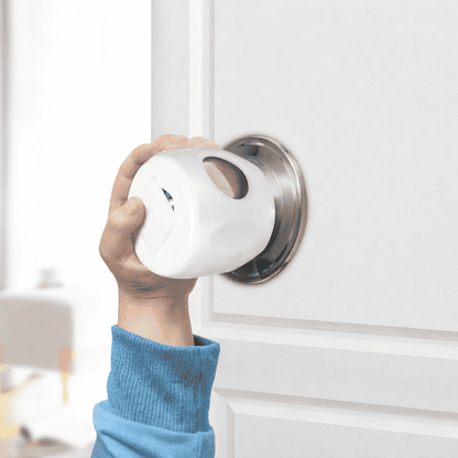 securite-enfant-placard-main-enfant-sur-poignee-porte-avec-protection-cale-angelin