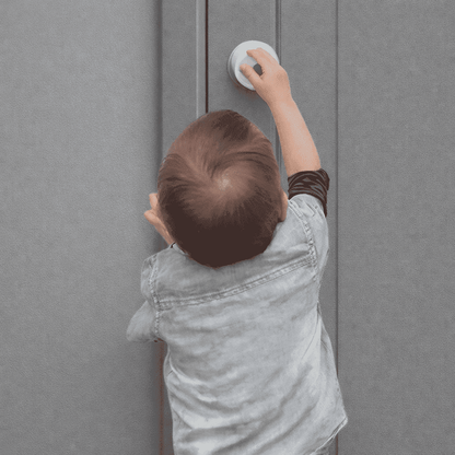 securite-enfant-placard-main-enfant-sur-poignee-ronde-de-porte-cale-angelin