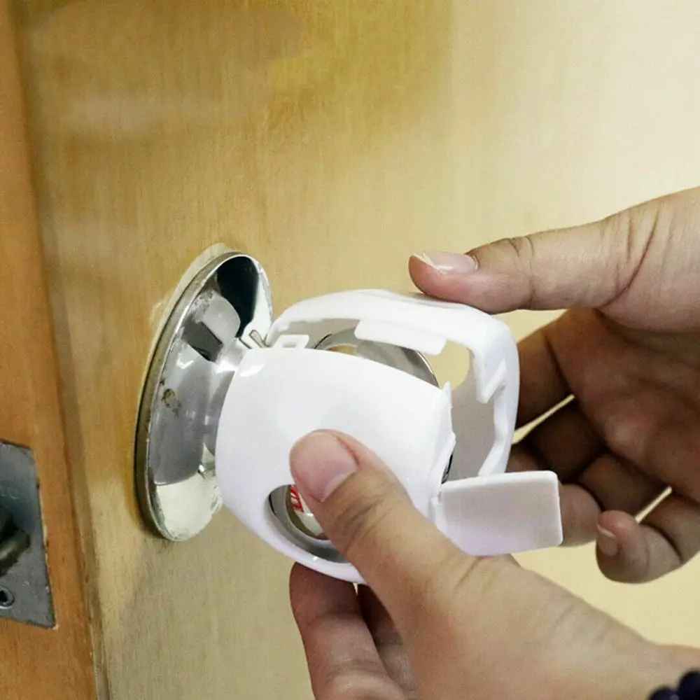 securite-enfant-placard-mains-installent-protection-ronde-sur-poignee-porte-cale-angelin
