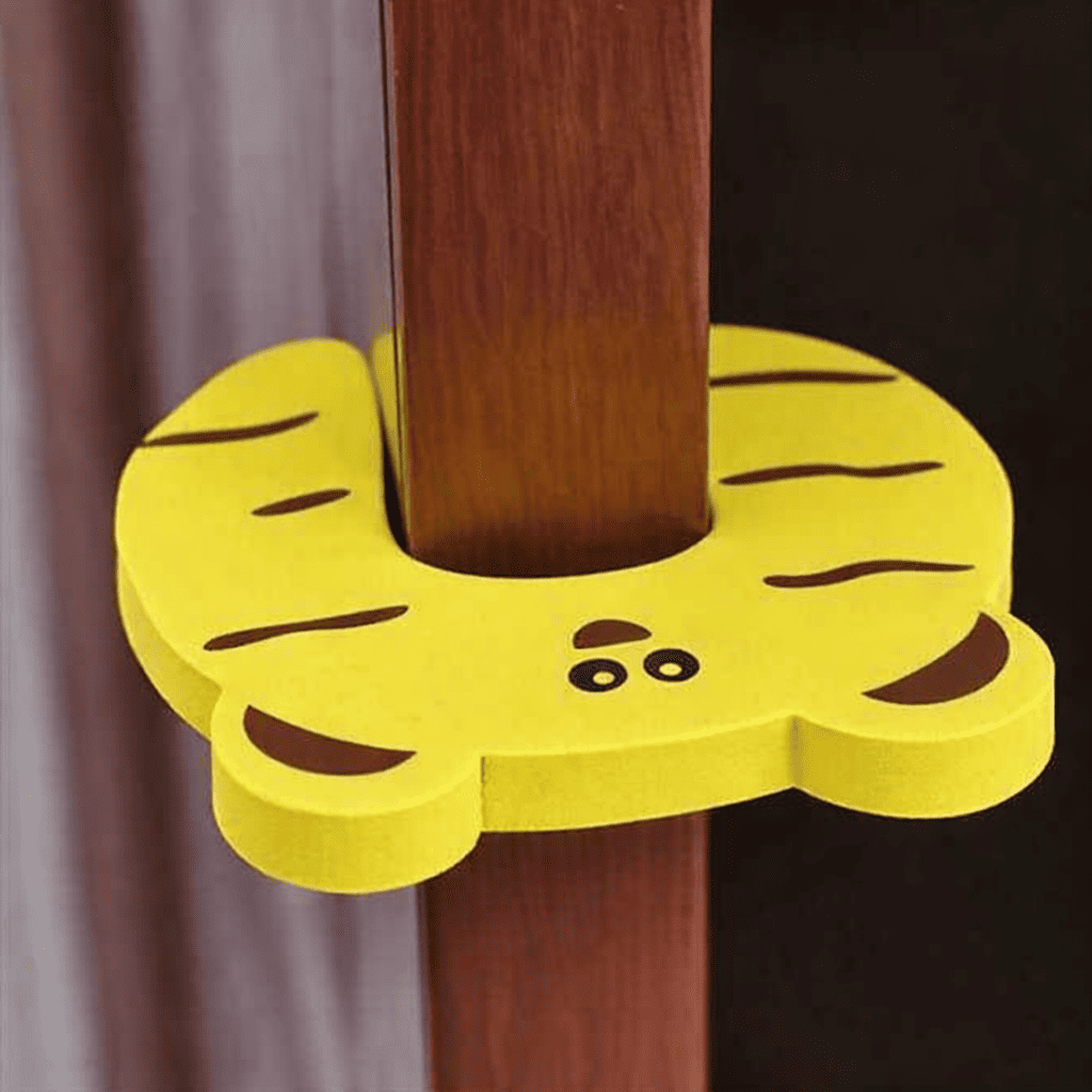 securite-placard-bebe-bloque-porte-tigre-jaune-forme-u-sur-porte-bois-garde-ouverture