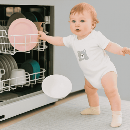 securite-placard-bebe-curieux-devant-lave-vaisselle-cuisine-protection-maison-repos-serein