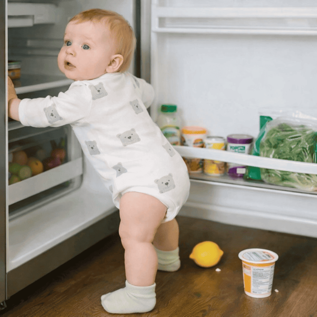 securite-placard-bebe-devant-frigo-ouvert-avec-aliments-au-sol-repos-serein