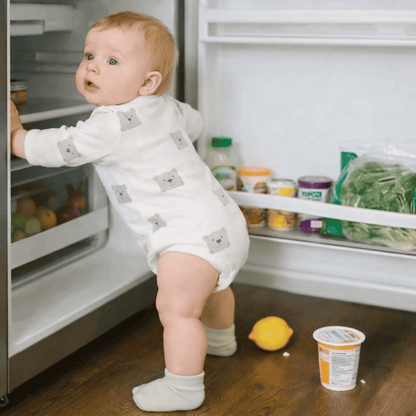 securite-placard-bebe-devant-frigo-ouvert-avec-aliments-au-sol-repos-serein