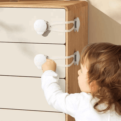 securite-placard-bebe-tente-d-ouvrir-tiroir-verrouille-meuble-bois-clair-murme-securisant