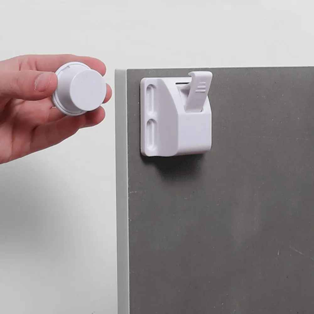 securite-placard-couleur-blanche-bouclier-moelleux