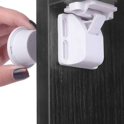 securite-placard-fixee-sur-le-battant-de-l-armoire-demonstration-bouclier-moelleux