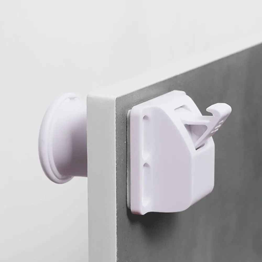 securite-placard-fixee-sur-le-battant-de-l-armoire-gris-image-de-presentation-bouclier-moelleux