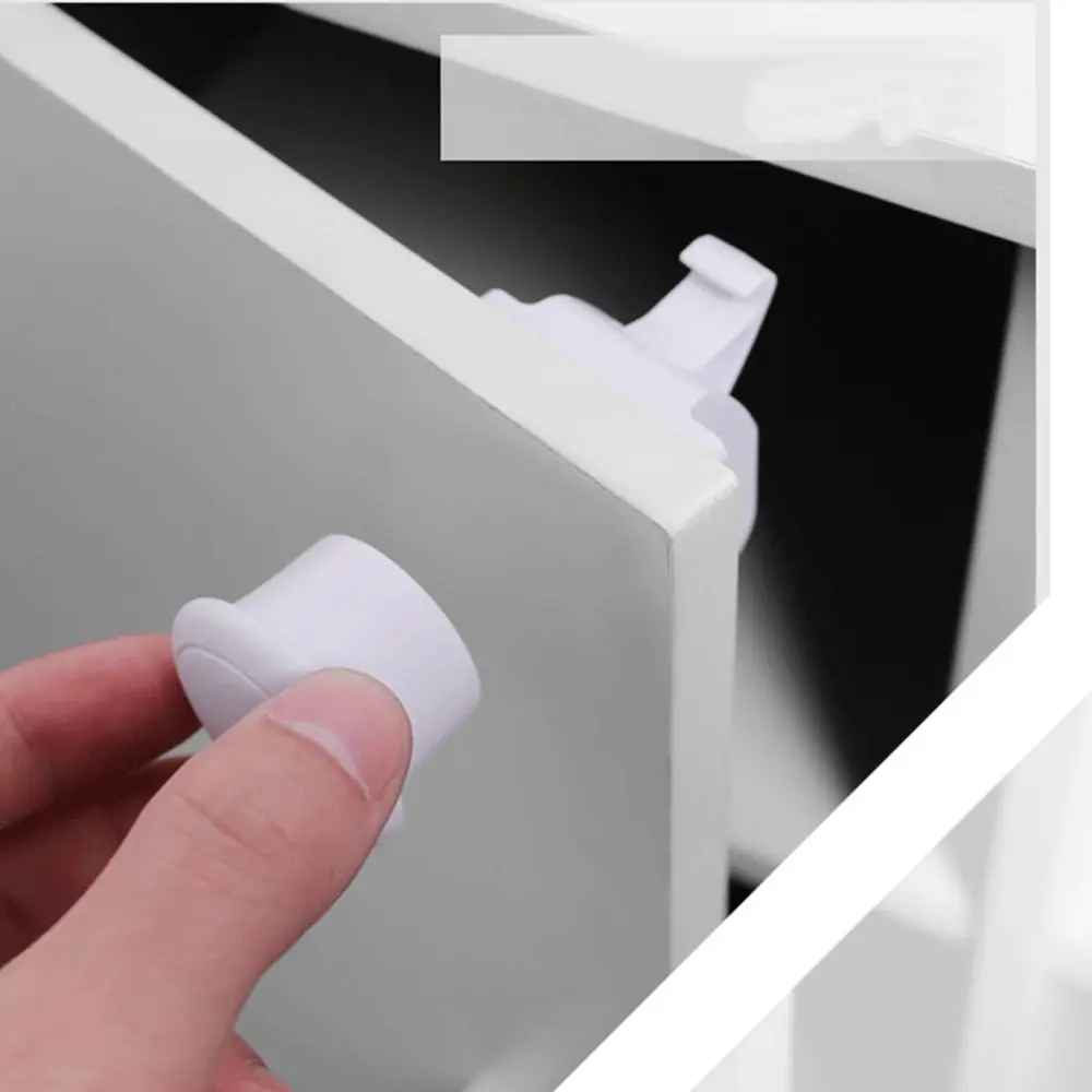 securite-placard-fixee-sur-le-battant-de-l-armoire-image-de-demonstration-bouclier-moelleux