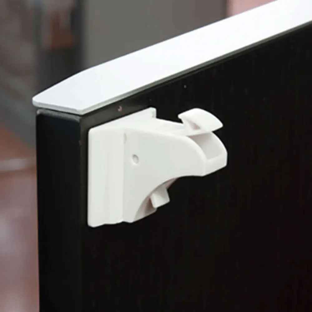 securite-placard-fixee-sur-le-battant-de-l-armoire-noir-demonstration-bouclier-moelleux