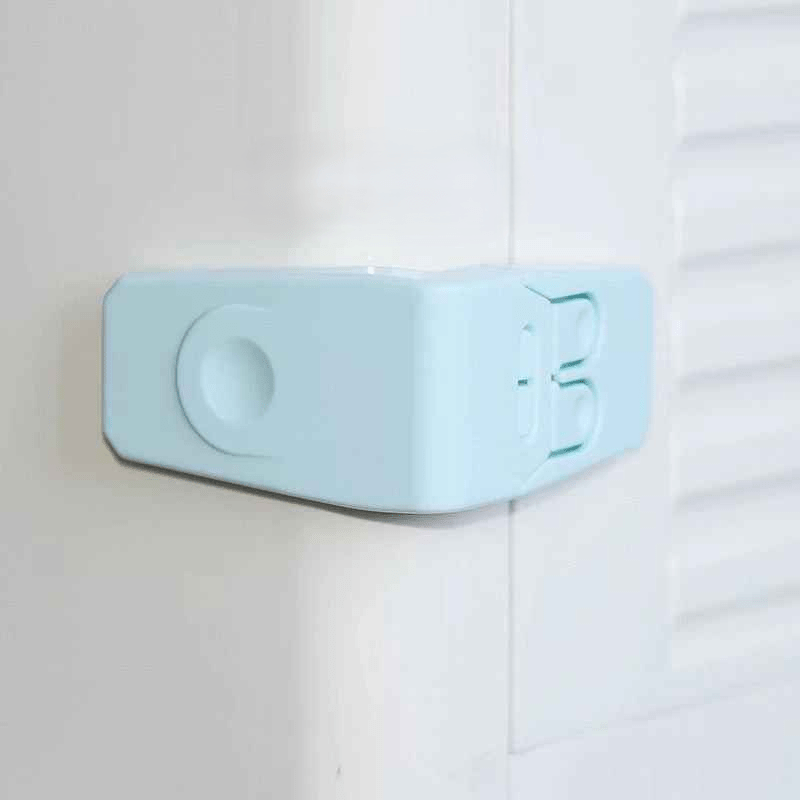 securite-placard-loquet-angle-bleu-protection-enfant-armoire-cuisine-maison-veille-tendre