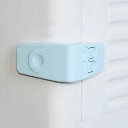 securite-placard-loquet-angle-bleu-protection-enfant-armoire-cuisine-maison-veille-tendre