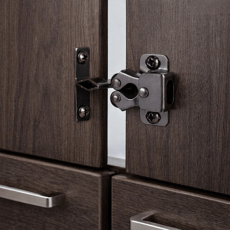 securite-placard-loquet-noir-entre-portes-armoire-bois-fonce-plan-ouverture-tendre