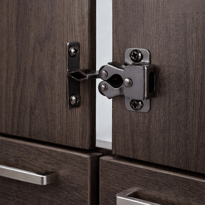 securite-placard-loquet-noir-entre-portes-armoire-bois-fonce-plan-ouverture-tendre