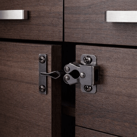 securite-placard-loquet-noir-fixe-entre-deux-portes-armoire-sombre-ouverture-tendre