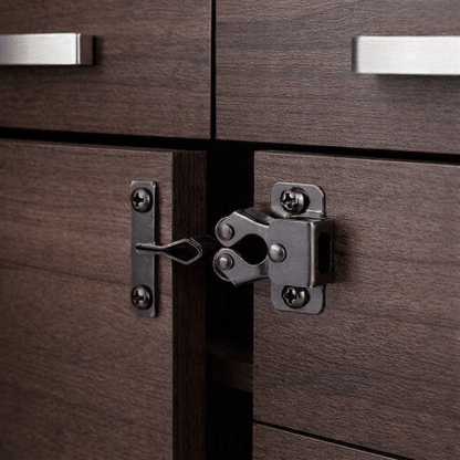 securite-placard-loquet-noir-fixe-entre-deux-portes-armoire-sombre-ouverture-tendre