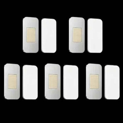 securite-placard-plaques-metal-blanches-alignees-design-moderne-rectangulaire-contraste-visuel-decor-bloc-halo