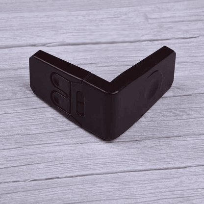 securite-placard-protection-angle-couleur-noir-meuble-verrou-bois-interieur-veille-tendre