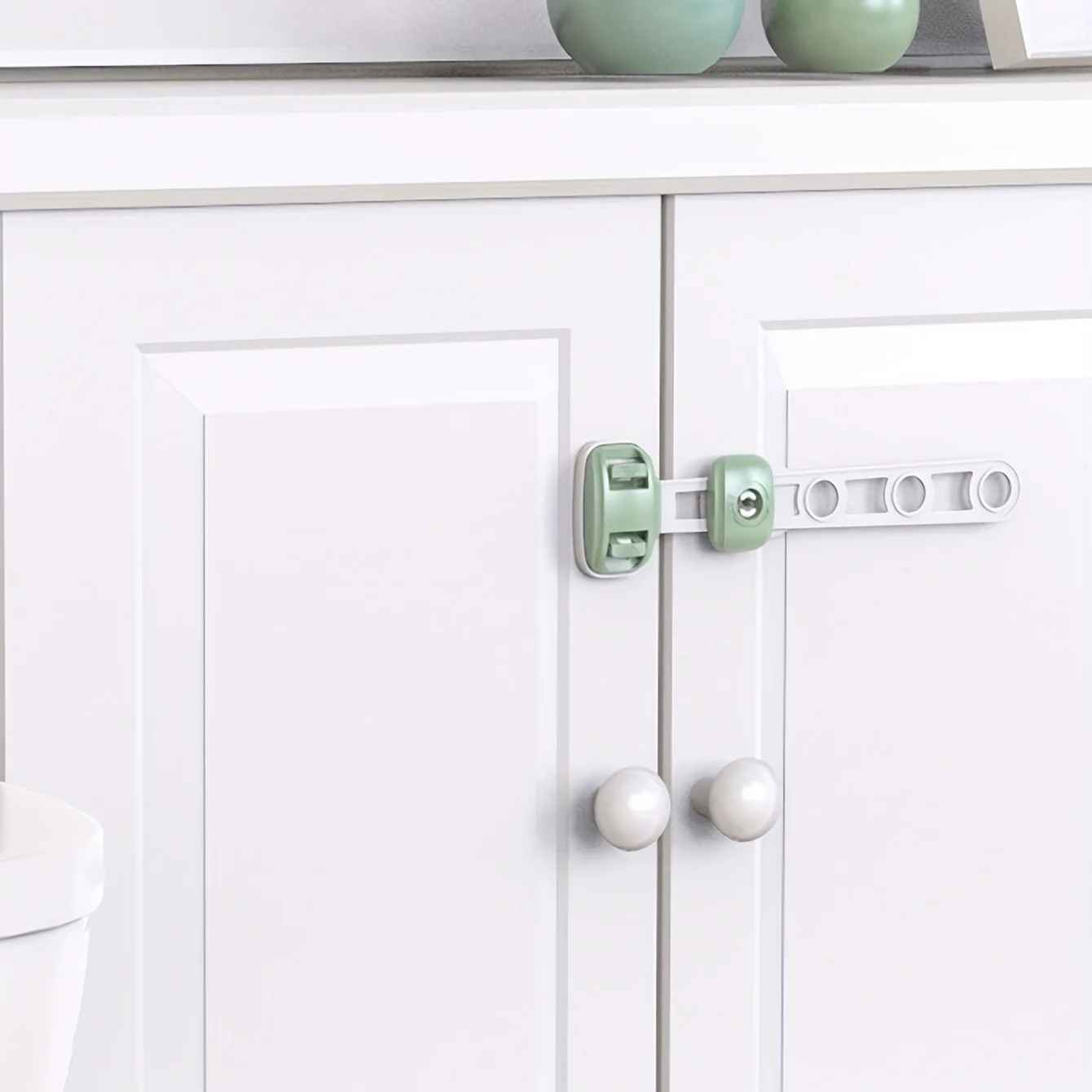 securite-placard-verrou-blanc-vert-sur-armoire-de-salle-de-bain-maison-sure