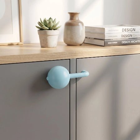 securite-placard-verrou-boule-bleu-sur-meuble-gris-decor-scandinave-pince-douceur