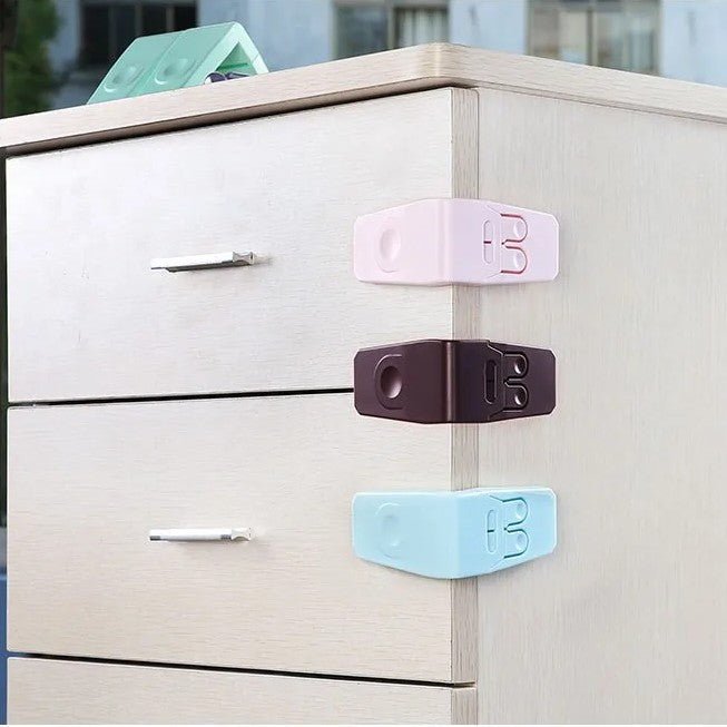 securite-placard-verrou-colore-tiroir-bois-clair-protection-enfant-maison-rangement-gardien-doux