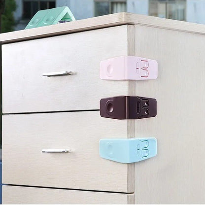 securite-placard-verrou-colore-tiroirs-bois-clair-bouton-latch-enfant-veille-tendre