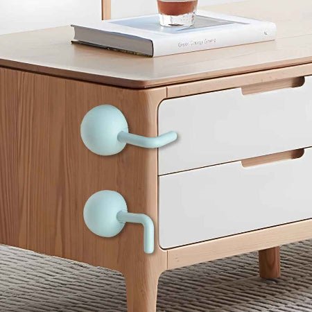 securite-placard-verrous-boule-vert-menthe-sur-tiroirs-commode-bois-pince-douceur