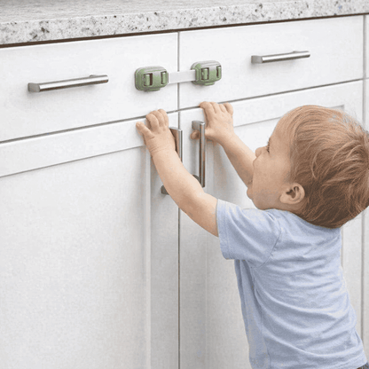 securite-pour-placard-enfant-ouvre-porte-bloqueur-vert-blanc-cale-placard-angelin