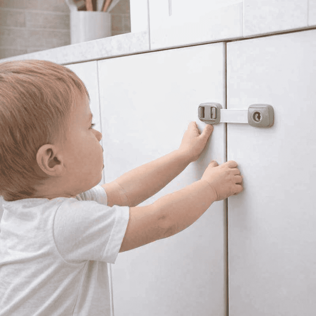 securite-pour-placard-enfant-tente-ouvrir-armoire-blanche-avec-bloque-vert-cale-placard-angelin