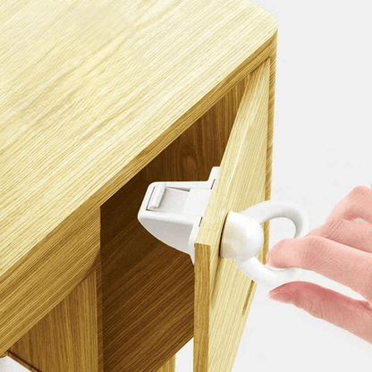 securite-pour-placard-main-ouvrant-loquet-interieur-blanc-protection-meuble-anti-risque-bebe