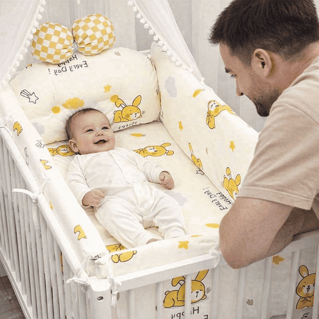 tour-de-lit-bebe-bebe-dans-literie-jaune-lapins-etoiles-confort-doux-harmonie-douce