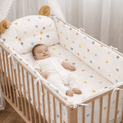tour-de-lit-bebe-bebe-endormi-dans-berceau-literie-coeurs-colores-douceur-murmure-serein