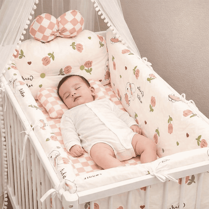 tour-de-lit-bebe-bebe-endormi-dans-berceau-rose-douillet-avec-coussin-et-voilage-ecrin-protecteur