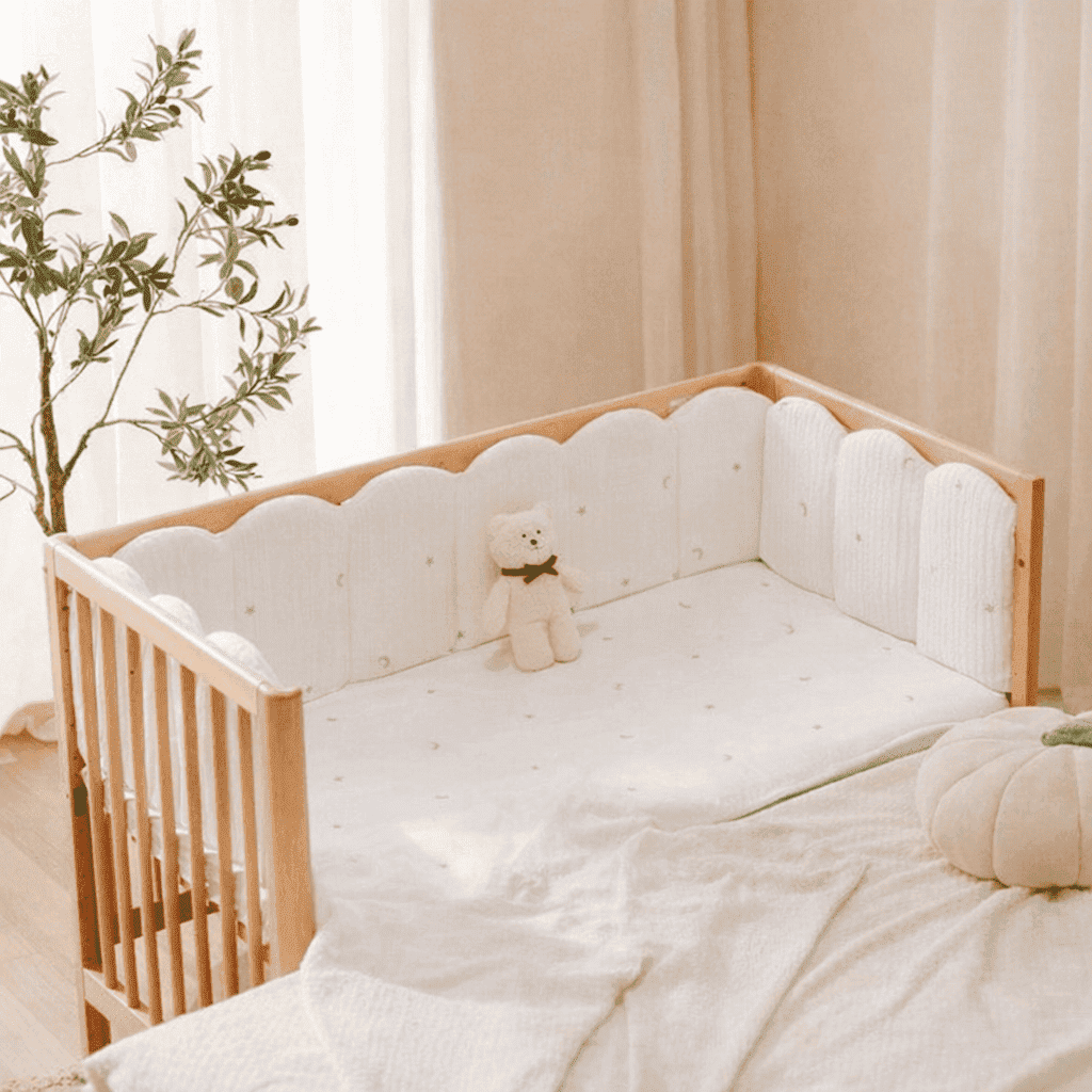 tour-de-lit-bebe-berceau-bois-ambiance-douce-nurserie-lumineuse-caresse-de-repos
