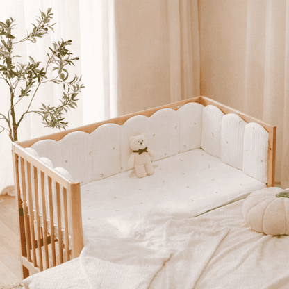 tour-de-lit-bebe-berceau-bois-ambiance-douce-nurserie-lumineuse-caresse-de-repos