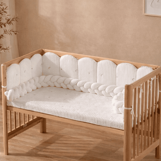 tour-de-lit-bebe-berceau-bois-coussins-blancs-tresse-decoration-chambre-douceur-ecrin-caresse-de-repos
