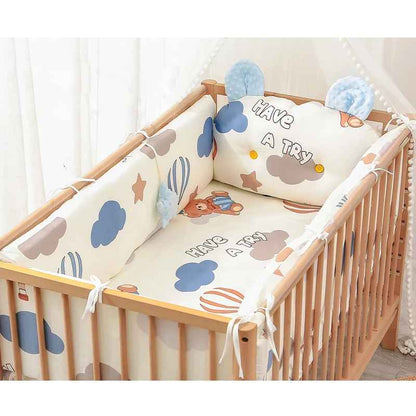 tour-de-lit-bebe-berceau-bois-coussins-nuages-ourson-ballons-ecrin-protecteur
