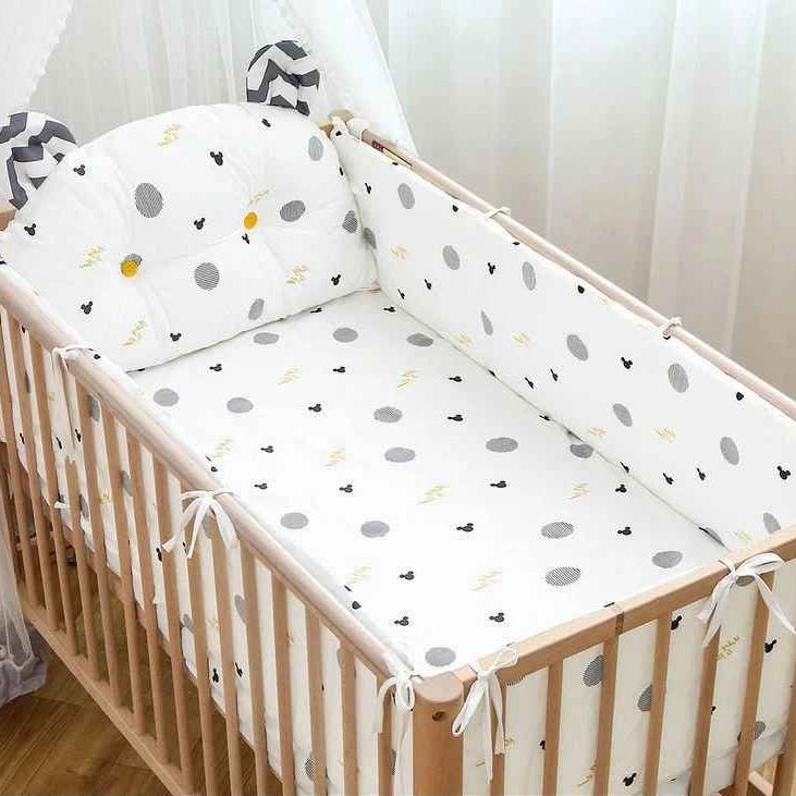 tour-de-lit-bebe-berceau-bois-motif-ronds-gris-jaunes-avec-coussin-oreilles-murmure-serein