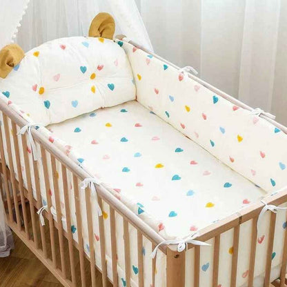 tour-de-lit-bebe-berceau-motif-coeurs-coussins-oreilles-ambiance-douce-et-lumineuse-murmure-serein
