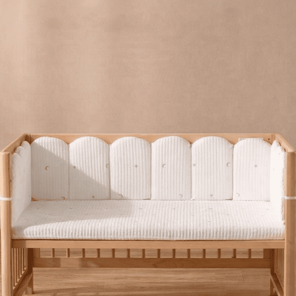 tour-de-lit-bebe-blanc-berceau-bois-motifs-lune-etoiles-douceur-caresse-de-repos