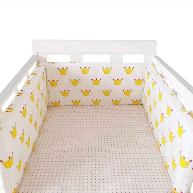 tour-de-lit-bebe-couronne-jaune-fond-blanc-petitroi