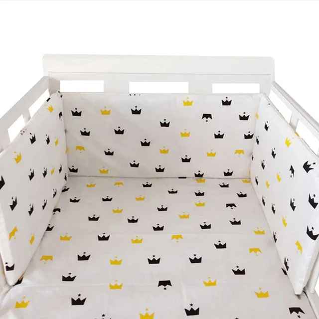 tour-de-lit-bebe-couronne-jaune-noir-fond-blanc-petitroi