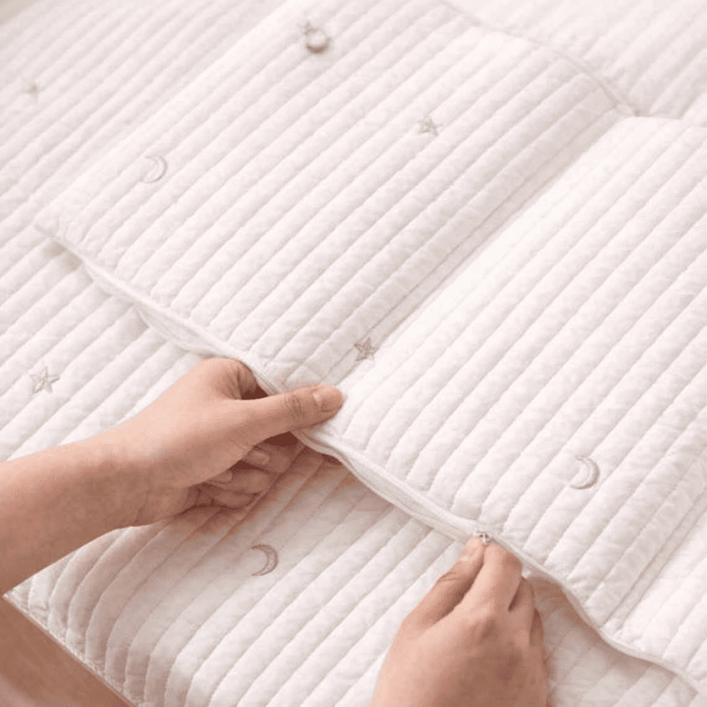 tour-de-lit-bebe-mains-ajustent-matelas-quilt-blanc-avec-etoiles-et-lunes-caresse-de-repos