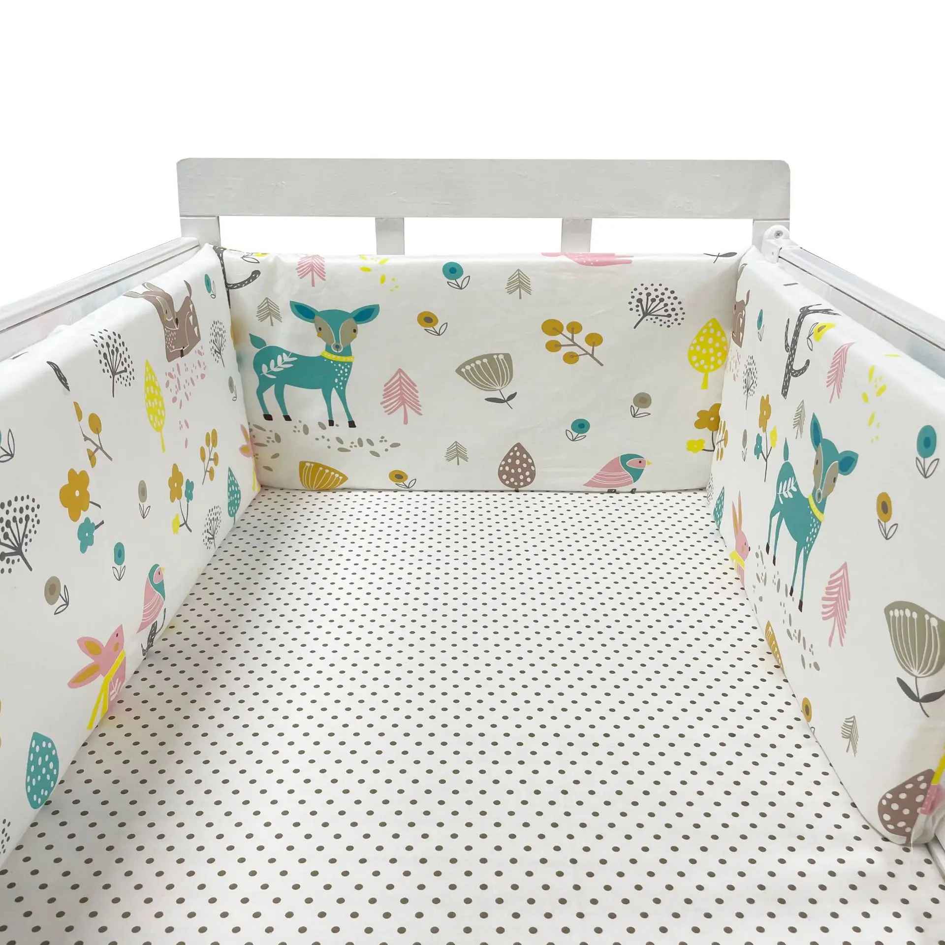 tour-de-lit-bebe-motif-feuille-foret-animaux-fond-blanc-esprit-nature