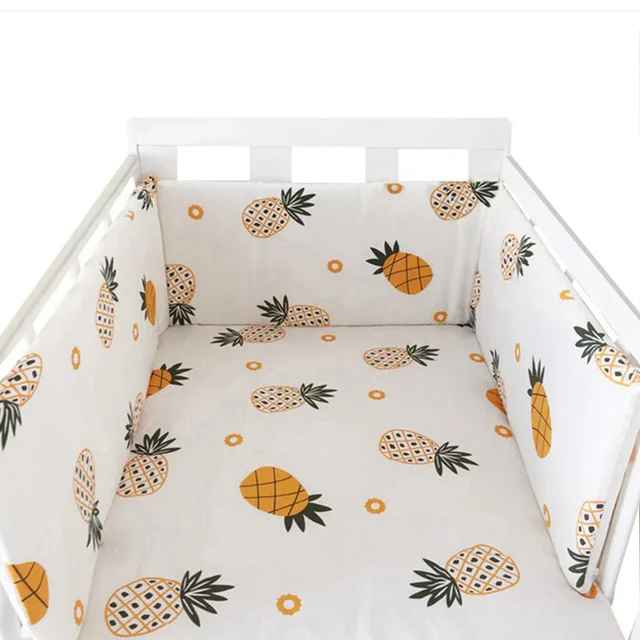 tour-de-lit-bebe-motif-fruit-ananas-fond-blanc-monespace