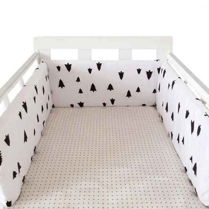 tour-de-lit-bebe-motif-petit-sapin-noir-fond-blanc-esprit-nature