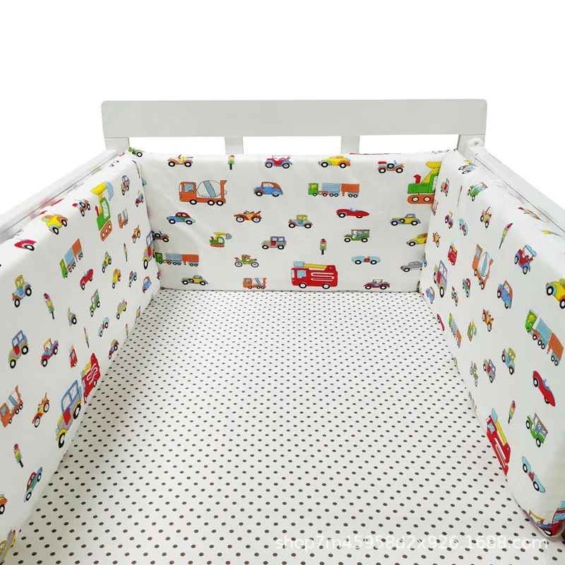 tour-de-lit-bebe-motif-petite-voitures-rouge-vert-et-jaune-fond-blanc-monespace