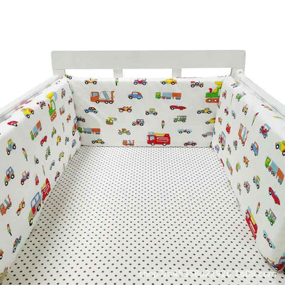 tour-de-lit-bebe-motif-petite-voitures-rouge-vert-et-jaune-fond-blanc-monespace