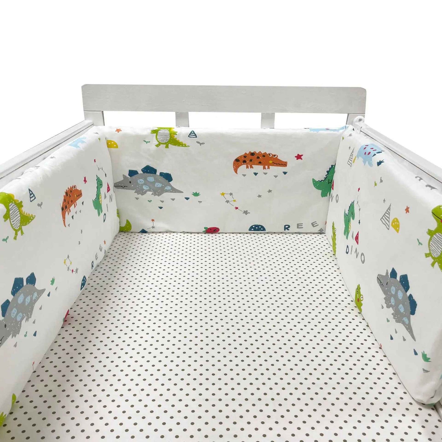 tour-de-lit-bebe-motif-petits-crocodile-jaune-rouge-gris-vert-fond-blanc-monespace