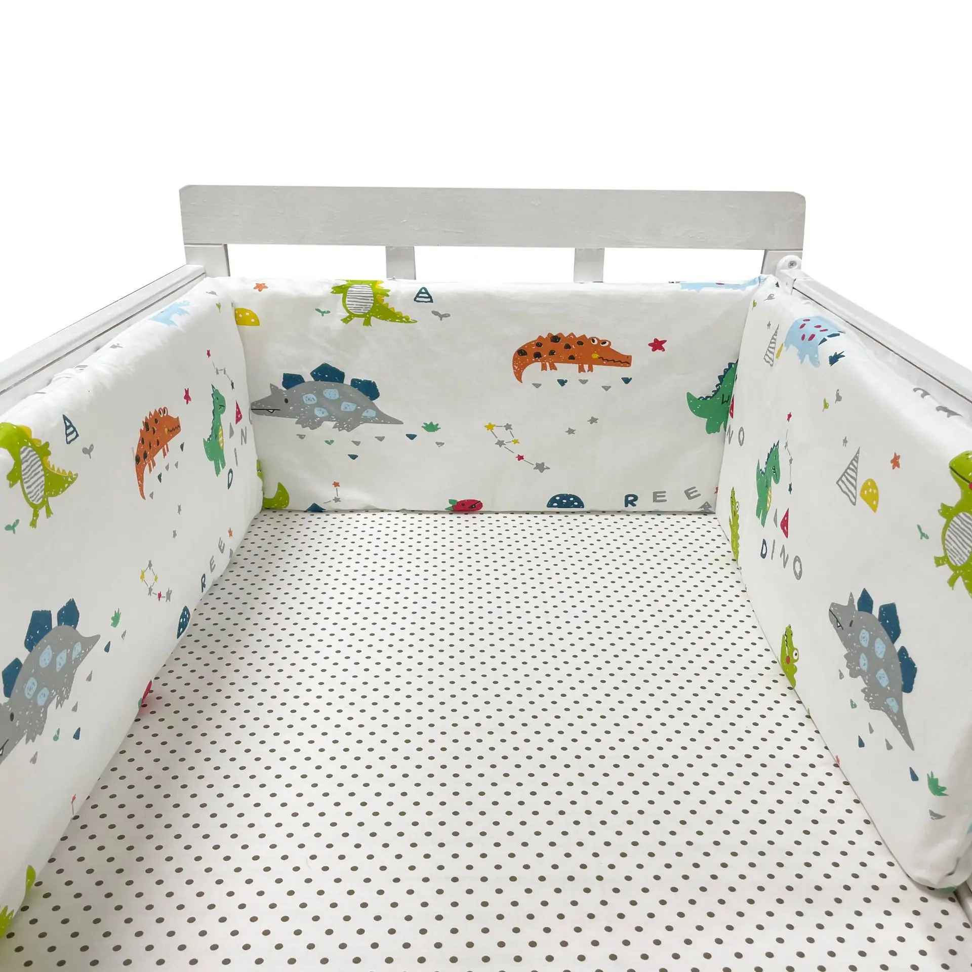 tour-de-lit-bebe-motif-petits-crocodile-jaune-rouge-gris-vert-fond-blanc-monespace