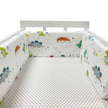 tour-de-lit-bebe-motif-petits-crocodile-jaune-rouge-gris-vert-fond-blanc-monespace